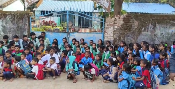 ବିଦ୍ୟାଳୟରେ ତାଲା ଦେଲେ ଗ୍ରାମବାସୀ ,ଛାତ୍ରଛାତ୍ରୀ ମାନେ ବିଦ୍ୟାଳୟ ସମ୍ମୁଖରେ ଧାରଣା , ପାଠପଢାରେ ବାଧାପ୍ରାପ୍ତ ବିଦ୍ୟାଳୟରେ ତାଲା ଦେଲେ ଗ୍ରାମବାସୀ ,ଛାତ୍ରଛାତ୍ରୀ ମାନେ ବିଦ୍ୟାଳୟ ସମ୍ମୁଖରେ ଧାରଣା , ପାଠପଢାରେ ବାଧାପ୍ରାପ୍ତ