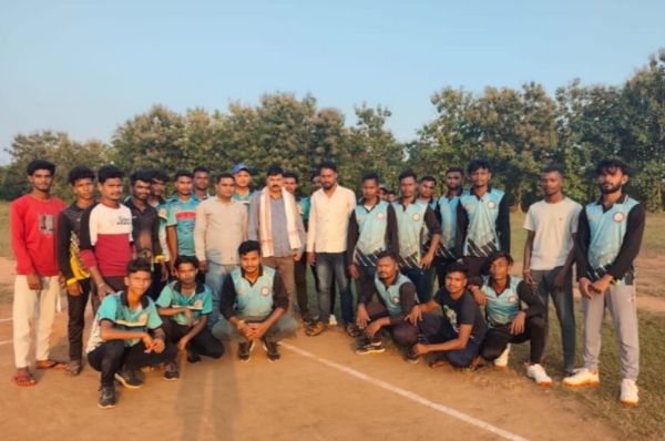 ନୂଆପଡ଼ାରେ କ୍ରିକେଟ ପ୍ରତିଯୋଗିତା ଉଦଘାଟିତ ନୂଆପଡ଼ାରେ କ୍ରିକେଟ ପ୍ରତିଯୋଗିତା ଉଦଘାଟିତ