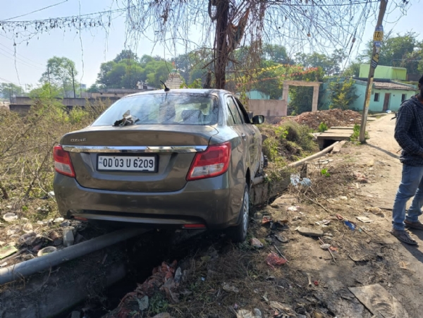 ପୋଲିସ କୁ ଦେଖି ଦୃତ ଗତି ରେ ଯାଇ, ବିଦୂତ ଖମ୍ବରେ ପିଟିଲା କାର ପୋଲିସ କୁ ଦେଖି ଦୃତ ଗତି ରେ ଯାଇ, ବିଦୂତ ଖମ୍ବରେ ପିଟିଲା କାର