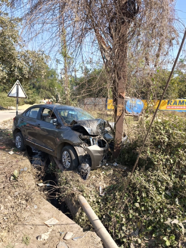 ପୋଲିସ କୁ ଦେଖି ଦୃତ ଗତି ରେ ଯାଇ, ବିଦୂତ ଖମ୍ବରେ ପିଟିଲା କାର ପୋଲିସ କୁ ଦେଖି ଦୃତ ଗତି ରେ ଯାଇ, ବିଦୂତ ଖମ୍ବରେ ପିଟିଲା କାର