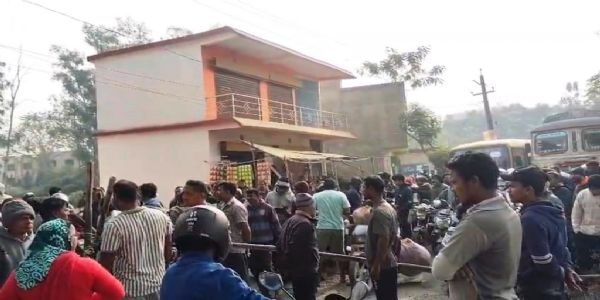 ରାଜ୍ୟ ରାଜପଥକୁ ଅଳିଆ ଆବର୍ଜନା ପାଣି ଛାଡିବା ନେଇ କୋର୍କରା ଛକ ନିକଟରେ ରାସ୍ତାରୋକ