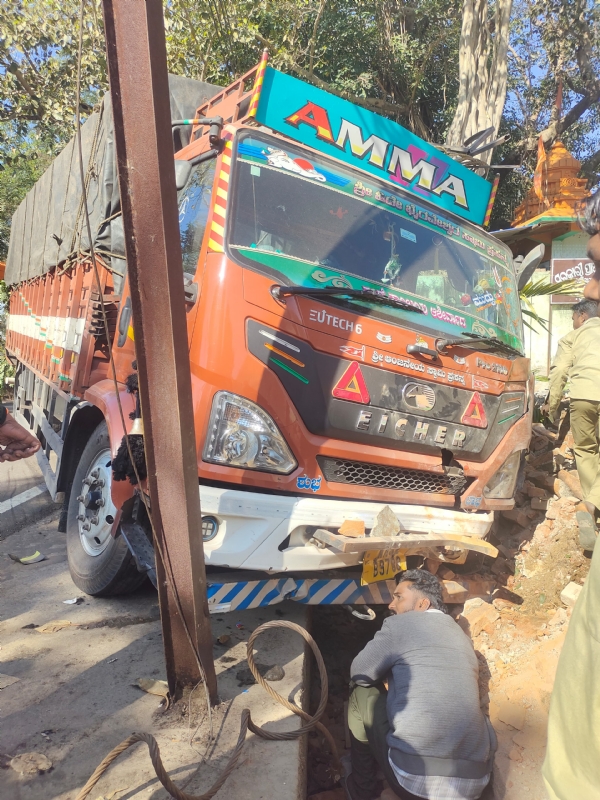 ଟ୍ରକ ଧକ୍କାରେ ବିଦ୍ୟାଳୟର ପାଚେରୀ ଭାଙ୍ଗିଲା