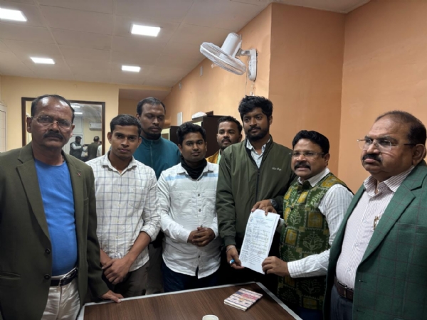 ଆୟୁଷ ଡ଼ାକ୍ତରୀ ଛାତ୍ର ମାନଙ୍କ ଆନ୍ଦୋଳନ ପ୍ରତିଶ୍ରୁତି ପରେ ସ୍ତଗିତ ହେଲା * ୮ଗୋଟି ଯାକ ଦାବିକୁ ନ୍ୟାର୍ଯ୍ୟ ବୋଲି କହି ସ୍ବାସ୍ଥ୍ୟମନ୍ତ୍ରୀ ଖୁବ୍ ଶୀଘ୍ର ପୂରଣ କରିବାକୁ ପ୍ରତିଶୃତି ଦେଲେ l ଆୟୁଷ ଡ଼ାକ୍ତରୀ ଛାତ୍ର ମାନଙ୍କ ଆନ୍ଦୋଳନ ପ୍ରତିଶ୍ରୁତି ପରେ ସ୍ତଗିତ ହେଲା * ୮ଗୋଟି ଯାକ ଦାବିକୁ ନ୍ୟାର୍ଯ୍ୟ ବୋଲି କହି ସ୍ବାସ୍ଥ୍ୟମନ୍ତ୍ରୀ ଖୁବ୍ ଶୀଘ୍ର ପୂରଣ କରିବାକୁ ପ୍ରତିଶୃତି ଦେଲେ l