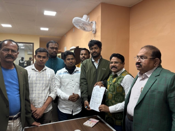 ଆୟୁଷ ଡ଼ାକ୍ତରୀ ଛାତ୍ର ମାନଙ୍କ ଆନ୍ଦୋଳନ ପ୍ରତିଶ୍ରୁତି ପରେ ସ୍ତଗିତ ହେଲା * ୮ଗୋଟି ଯାକ ଦାବିକୁ ନ୍ୟାର୍ଯ୍ୟ ବୋଲି କହି ସ୍ବାସ୍ଥ୍ୟମନ୍ତ୍ରୀ ଖୁବ୍ ଶୀଘ୍ର ପୂରଣ କରିବାକୁ ପ୍ରତିଶୃତି ଦେଲେ l ଆୟୁଷ ଡ଼ାକ୍ତରୀ ଛାତ୍ର ମାନଙ୍କ ଆନ୍ଦୋଳନ ପ୍ରତିଶ୍ରୁତି ପରେ ସ୍ତଗିତ ହେଲା * ୮ଗୋଟି ଯାକ ଦାବିକୁ ନ୍ୟାର୍ଯ୍ୟ ବୋଲି କହି ସ୍ବାସ୍ଥ୍ୟମନ୍ତ୍ରୀ ଖୁବ୍ ଶୀଘ୍ର ପୂରଣ କରିବାକୁ ପ୍ରତିଶୃତି ଦେଲେ l