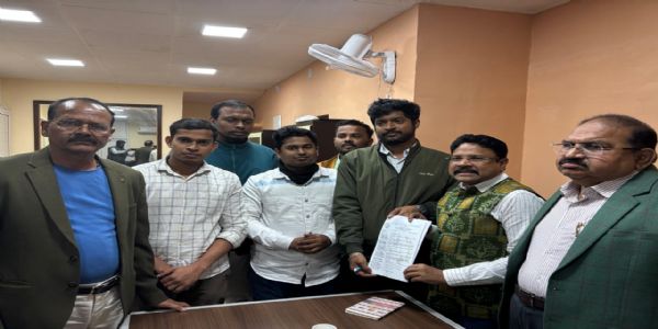 ଆୟୁଷ ଡ଼ାକ୍ତରୀ ଛାତ୍ର ମାନଙ୍କ ଆନ୍ଦୋଳନ ପ୍ରତିଶ୍ରୁତି ପରେ ସ୍ତଗିତ ହେଲା * ୮ଗୋଟି ଯାକ ଦାବିକୁ ନ୍ୟାର୍ଯ୍ୟ ବୋଲି କହି ସ୍ବାସ୍ଥ୍ୟମନ୍ତ୍ରୀ ଖୁବ୍ ଶୀଘ୍ର ପୂରଣ କରିବାକୁ ପ୍ରତିଶୃତି ଦେଲେ l