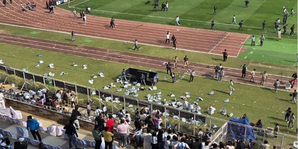 ଅବ୍ୟବସ୍ଥା ମଧ୍ୟରେ କାର୍ଯ୍ୟକ୍ରମ     ଛାଡି ଫେରିଲେ ଦିଗଜ ଫୁଟବଲର, ମୈଦାନକୁ ବୋତଲ ଫିଙ୍ଗିବା ସହ ବ୍ୟାନର ଚିରିଲେ ଦର୍ଶକ