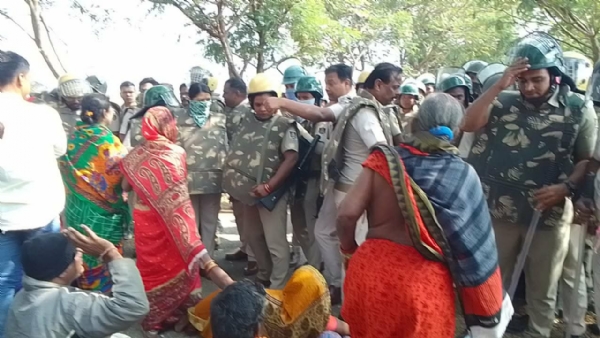 କେନାଲ ଖୋଳାକୁ ନେଇ ଗ୍ରାମବାସୀ - ପୋଲିସ ଧସ୍ତାଧସ୍ତି-୩ କେନାଲ ଖୋଳାକୁ ନେଇ ଗ୍ରାମବାସୀ - ପୋଲିସ ଧସ୍ତାଧସ୍ତି-୩