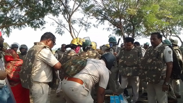 କେନାଲ ଖୋଳାକୁ ନେଇ ଗ୍ରାମବାସୀ - ପୋଲିସ ଧସ୍ତାଧସ୍ତି-୫ କେନାଲ ଖୋଳାକୁ ନେଇ ଗ୍ରାମବାସୀ - ପୋଲିସ ଧସ୍ତାଧସ୍ତି-୫