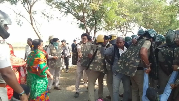 କେନାଲ ଖୋଳାକୁ ନେଇ ଗ୍ରାମବାସୀ - ପୋଲିସ ଧସ୍ତାଧସ୍ତି-୪ କେନାଲ ଖୋଳାକୁ ନେଇ ଗ୍ରାମବାସୀ - ପୋଲିସ ଧସ୍ତାଧସ୍ତି-୪