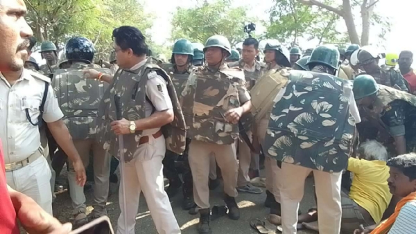 କେନାଲ ଖୋଳାକୁ ନେଇ ଗ୍ରାମବାସୀ - ପୋଲିସ ଧସ୍ତାଧସ୍ତି କେନାଲ ଖୋଳାକୁ ନେଇ ଗ୍ରାମବାସୀ - ପୋଲିସ ଧସ୍ତାଧସ୍ତି