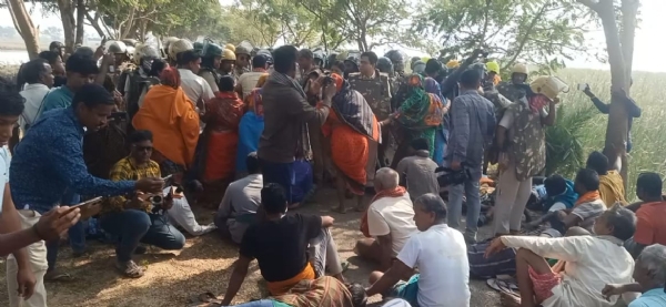 କେନାଲ ଖୋଳାକୁ ନେଇ ଗ୍ରାମବାସୀ ଓ ପୋଲିସ ମୁହାଁମୁହିଁ ୨ ଗୁରୁତର ଓ ୭୦ ଜଣ ଅଟକ କେନାଲ ଖୋଳାକୁ ନେଇ ଗ୍ରାମବାସୀ ଓ ପୋଲିସ ମୁହାଁମୁହିଁ ୨ ଗୁରୁତର ଓ ୭୦ ଜଣ ଅଟକ