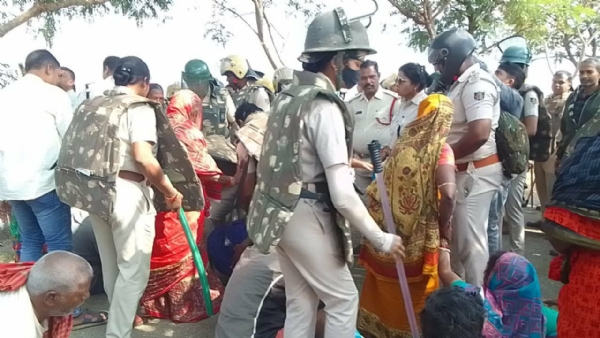 କେନାଲ ଖୋଳାକୁ ନେଇ ଗ୍ରାମବାସୀ - ପୋଲିସ ଧସ୍ତାଧସ୍ତି-୨ କେନାଲ ଖୋଳାକୁ ନେଇ ଗ୍ରାମବାସୀ - ପୋଲିସ ଧସ୍ତାଧସ୍ତି-୨