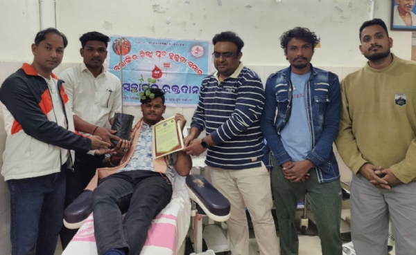 ଜନ୍ମ ଦିନରେ ଗର୍ଭବତୀ ମହିଳାଙ୍କୁ କଲେ ରକ୍ତଦାନ ଜନ୍ମ ଦିନରେ ଗର୍ଭବତୀ ମହିଳାଙ୍କୁ କଲେ ରକ୍ତଦାନ