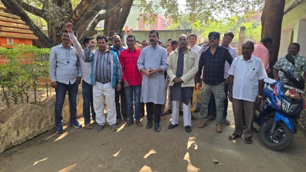 ଚାଷୀ ଘେରିଲେ ଜିଲ୍ଲା ଯୋଗାଣ ଆଧିକାରୀଙ୍କ କାର୍ଯ୍ୟାଳୟ ଏବଂ ଜିଲ୍ଲାପାଳଙ୍କ ଉଦ୍ଦେଶ୍ୟରେ ଦାବିପତ୍ର