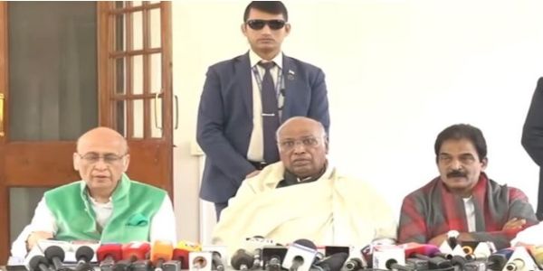 ନ୍ୟାସନାଲ ହେରାଲ୍ଡ ମାମଲାରେ ଇଡିର ଚାର୍ଜସିଟ ଉପରେ ସଂଜ୍ଞାନ ନେବାକୁ ଅସ୍ୱୀକାର କଲେ     କୋର୍ଟ, ସତ୍ୟର ବିଜୟ ବୋଲି କହିଲେ ଖଡଗେ