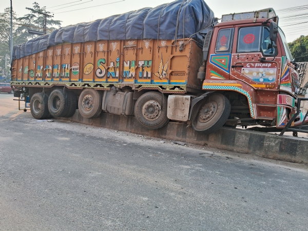 ବଲାଙ୍ଗିର ସହର ଭିତରେ ମୁଖ୍ୟ ରାସ୍ତା ରେ  ଡିଭାଇଡର ନିର୍ମାଣ ପରେ ବାରମ୍ବାର ଦୁର୍ଘଟଣା