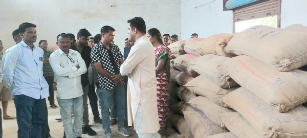 ମଣ୍ଡିବୁଲି ଚାଷିଙ୍କ ସମସ୍ୟା ଶୁଣିଲେ ବିଧାୟକ କଳିକେଶ.. ଧାନକିଣା ଅବ୍ୟବସ୍ଥାକୁ ନେଇ ବିଧାୟକଙ୍କ ଉଦବେଗ,ମୁଖ୍ୟମନ୍ତ୍ରୀଙ୍କୁ ଚିଠିଲେଖି ଦାବିଜଣାଇଲେ