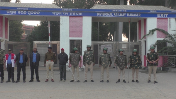 ଟୋକନ ସମସ୍ଯାକୁ ନେଇ ଚାଷୀଙ୍କ ସମ୍ବଲପୁର ବନ୍ଦ