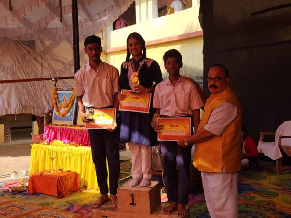 କଦମପଡା ଶିଶୁ ମନ୍ଦିରରେ “ପ୍ରତିଭା ସମ୍ମାନ” ସମାରୋହ କଦମପଡା ଶିଶୁ ମନ୍ଦିରରେ “ପ୍ରତିଭା ସମ୍ମାନ” ସମାରୋହ