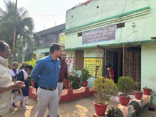 ଅସୁରମୁଣ୍ଡା ଆଦିବାସୀ ହଷ୍ଟେଲ କୁ ଅଚାନକ ପରିଦର୍ଶନ କଲେ ଜିଲ୍ଲା ପ୍ରଶାସନ ର ଏକ ପ୍ରତିନିଧି ଦଳ ଅସୁରମୁଣ୍ଡା ଆଦିବାସୀ ହଷ୍ଟେଲ କୁ ଅଚାନକ ପରିଦର୍ଶନ କଲେ ଜିଲ୍ଲା ପ୍ରଶାସନ ର ଏକ ପ୍ରତିନିଧି ଦଳ