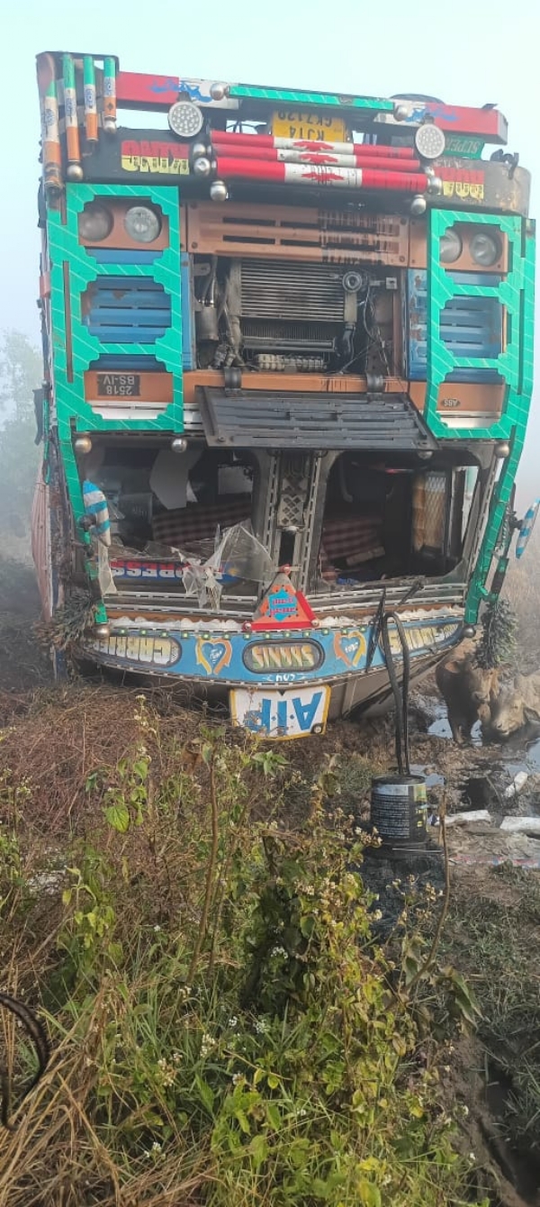 କୋଟପାଡ଼ ଘୁମର ରାସ୍ତା କଡ଼ରେ ଓଲଟିଲା ଗୋରୁ ବୋଝେଇ କଣ୍ଟେନର