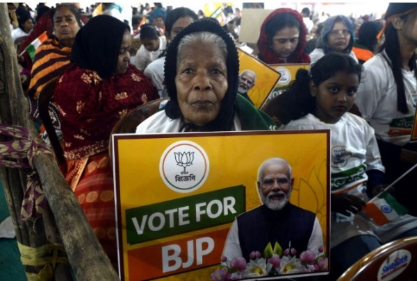 ମୋଦିଙ୍କ ସଭାରେ ପହଂଚିଥିବା ମହିଳା ମୋଦିଙ୍କ ସଭାରେ ପହଂଚିଥିବା ମହିଳା