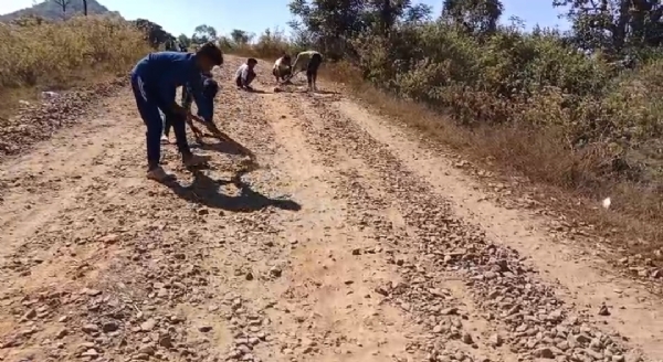 ଶୁଣିଲା ନି ପ୍ରଶାସନ.. ଗାଁ ରାସ୍ତା ତିଆରି କଲେ ଯୁବ ଗୋଷ୍ଟି