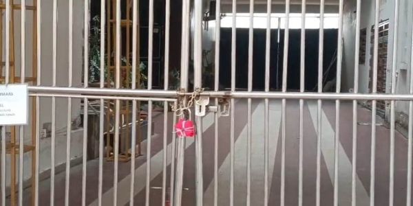 ମୁନ୍ସିପାଲିଟି ଆଇନ ଉଲଂଘନ ଯୋଗୁଁ ଅଧିକାରୀ  ଉପସ୍ଥିତି ରେ ହୋଟେଲ ସିଲ