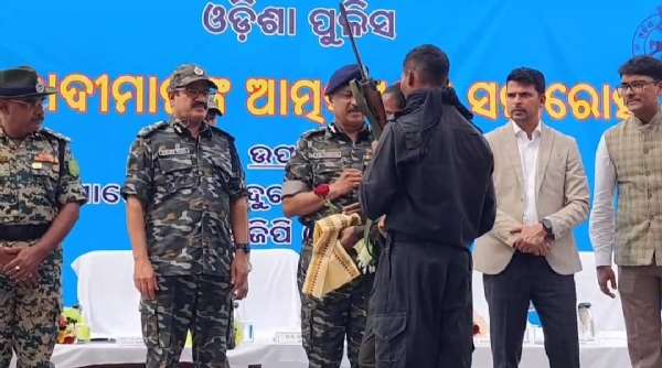 ଅସ୍ତ୍ରଶସ୍ତ୍ର ସହ ୨୨ମାଓବାଦୀ ଙ୍କ ଆତ୍ମସମର୍ପଣ