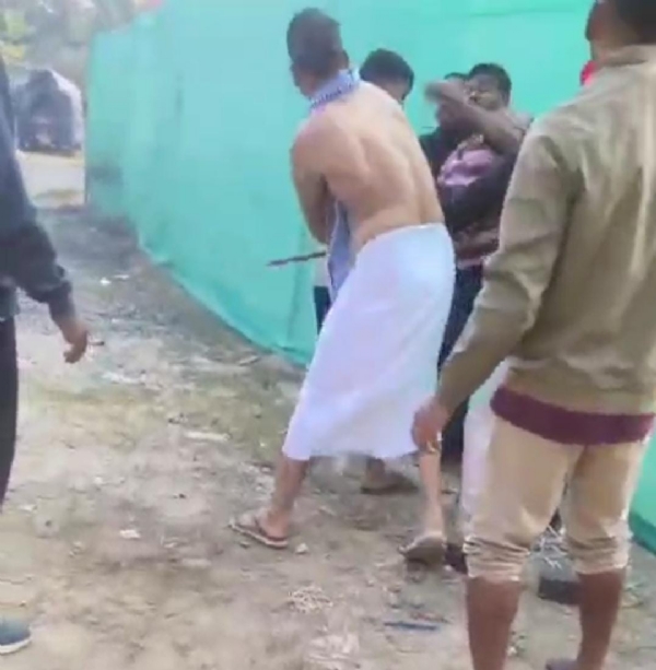 ମାଲକାନଗିରି ଅଗ୍ନିଶମ ଅଧିକାରୀ ଓ ଗୃହ ନିର୍ମାଣ ଠିକା କାର୍ଯ୍ୟରେ ନିୟୋଜିତ କର୍ମଚାରୀଙ୍କ ମଧ୍ୟରେ ହାତାହାତି, ଭିଡିଓ ଭାଇରାଲ, ଉଭୟ