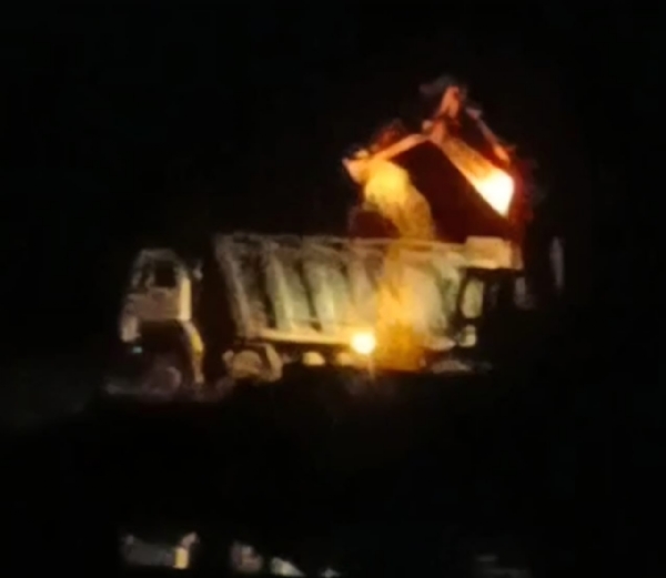 ଗିରିଗାଁରୁ ବେଧଡକ ବାଲି ଲୁଟ୍   ବିନା ଅନୁମତିରେ ଚାଲିଛି ଘାଟ   ବାରମ୍ବାର ଅଭିଯୋଗ ପରେ କାର୍ଯ୍ୟାନୁଷ୍ଠାନ ଶୁନ  (ଫଟୋ)