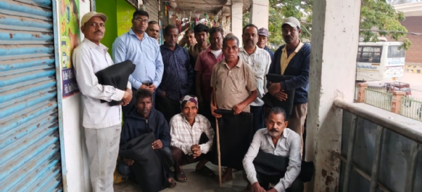 ଖବରକାଗଜ ବିତରକଙ୍କୁ ଶୀତବସ୍ତ୍ର ପ୍ରଦାନ(ଫଟୋ)