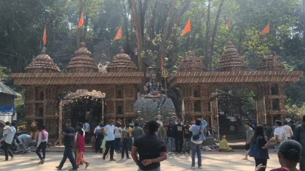 ଗୁପ୍ତେଶ୍ୱର ପୀଠରେ ଜମୁଛି ହଜାର ହଜାର ପର୍ଯ୍ୟଟକଙ୍କ ଭିଡ଼, କିନ୍ତୁ ମୌଳିକ ସୁବିଧା ନାହିଁ ଗୁପ୍ତେଶ୍ୱର ପୀଠରେ ଜମୁଛି ହଜାର ହଜାର ପର୍ଯ୍ୟଟକଙ୍କ ଭିଡ଼, କିନ୍ତୁ ମୌଳିକ ସୁବିଧା ନାହିଁ