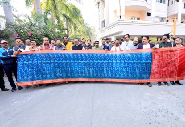 ବୁଣାକାରଙ୍କୁ ଭେଟିଲେ ଧର୍ମେନ୍ଦ୍ର ବୁଣାକାରଙ୍କୁ ଭେଟିଲେ ଧର୍ମେନ୍ଦ୍ର