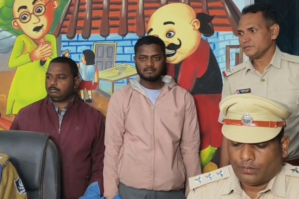 ଗହଣା ସଫା କରିବା ବାହାନାରେ ଘରକୁ ଯାଇ  ମହିଳାଙ୍କ ବେକରୁ ସୁନା ଚେନ୍‌ ଝାଂପି ନେଇଥିବା ୨ ଲୁଟେରାଙ୍କୁ ବାନ୍ଧିଲା ବଲାଙ୍ଗିର ପୋଲିସ୍