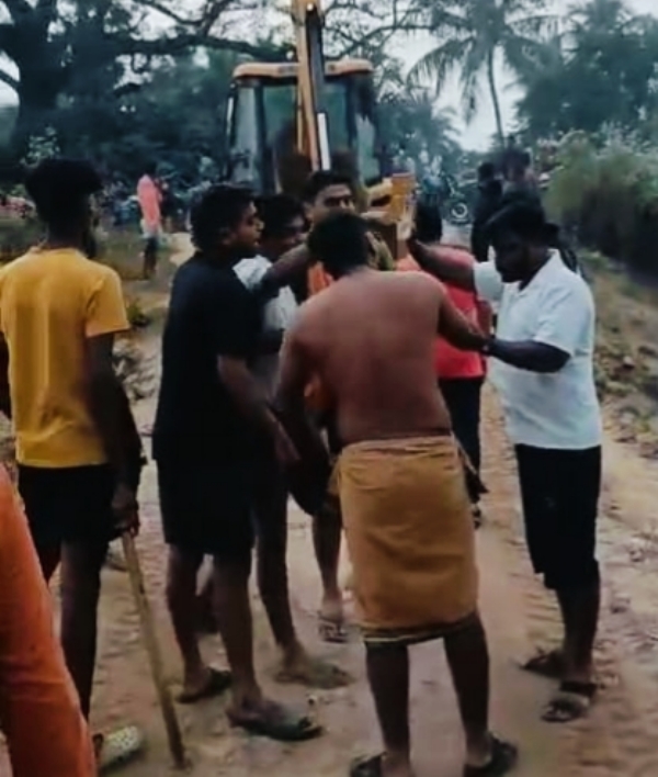 ବାଲି ଘାଟ ରାସ୍ତା ଖୋଲିବା ବେଳେ ଦୁଇ ଗୋଷ୍ଠି ମୁହାଁମୁହିଁ