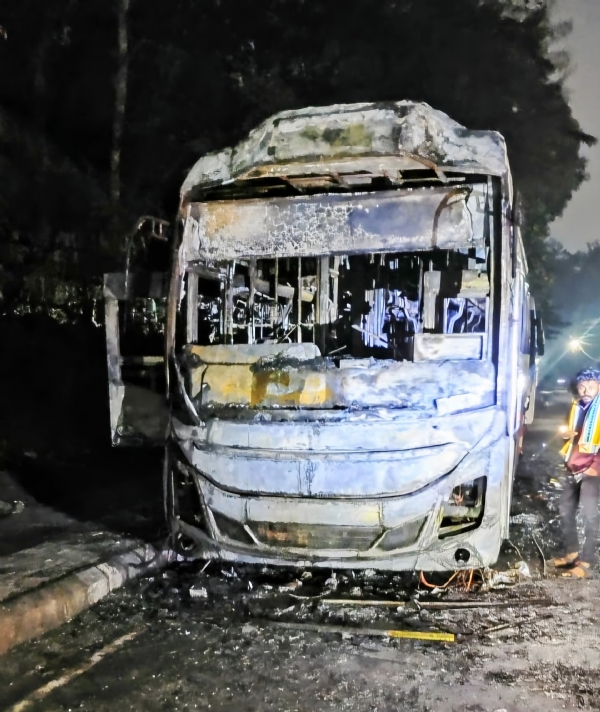 ଢିଲା ରାତ୍ରୀକାଳିନ ପେଟ୍ରୋଲିଂ ର ସୁଯୋଗ ନେଇ କୋଟିଏ ଟଙ୍କାର ଅତ୍ୟାଧୁନିକ ବସକୁ ଜାଳିଦେଲେ ଦୁର୍ବୁତ, ଅଧାଘଂଟା କାଳ ଫାଣ୍ଡି କବାଟ ବାଡେଇବା ପରେ ବି ପୁଲିସି ଶୁଣିଲାନି ଢିଲା ରାତ୍ରୀକାଳିନ ପେଟ୍ରୋଲିଂ ର ସୁଯୋଗ ନେଇ କୋଟିଏ ଟଙ୍କାର ଅତ୍ୟାଧୁନିକ ବସକୁ ଜାଳିଦେଲେ ଦୁର୍ବୁତ, ଅଧାଘଂଟା କାଳ ଫାଣ୍ଡି କବାଟ ବାଡେଇବା ପରେ ବି ପୁଲିସି ଶୁଣିଲାନି