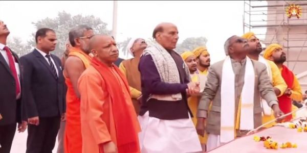 ମାତା ଅନ୍ନପୂର୍ଣ୍ଣା     ମନ୍ଦିରର ଶିଖରରେ ଧ୍ୱଜାରୋହଣ କଲେ ପ୍ରତିରକ୍ଷାମନ୍ତ୍ରୀ ରାଜନାଥ ସିଂ ଓ ମୁଖ୍ୟମନ୍ତ୍ରୀ ଯୋଗୀ