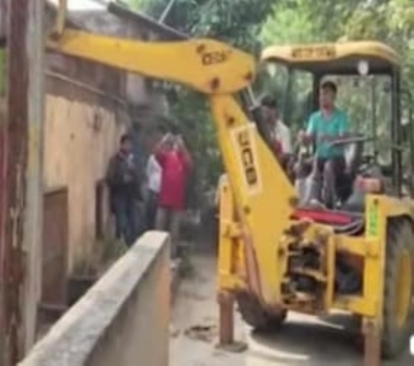 ବୁଲିଲା ବୁଲଡୋଜର ଭାଙ୍ଗିଲା ନିଶା ବେପାରୀଙ୍କ ଘର