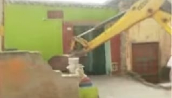 ବୁଲିଲା ବୁଲଡୋଜର ଭାଙ୍ଗିଲା ନିଶା ବେପାରୀଙ୍କ ଘର