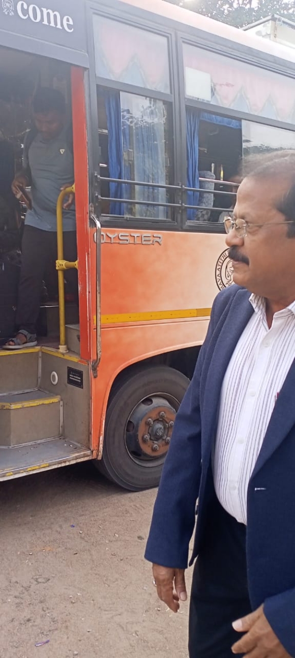 ସୁବର୍ଣ୍ଣପୁର ଜିଲ୍ଲାର ବରିଷ୍ଠ ନାଗରିକ ତୀର୍ଥ ଯାତ୍ରା ଯୋଜନାରେ ସୁବର୍ଣ୍ଣପୁର ଜିଲ୍ଲାର ୫୨ ଜଣ ବରିଷ୍ଠ ନାଗରିକଙ୍କ ରାମେଶ୍ବର - ମଦୁରାଇ ଅଭିମୁଖେ ତୀର୍ଥ ଯାତ୍ରା ଶୁଭାରମ୍ଭ। ସୁବର୍ଣ୍ଣପୁର ଜିଲ୍ଲାର ବରିଷ୍ଠ ନାଗରିକ ତୀର୍ଥ ଯାତ୍ରା ଯୋଜନାରେ ସୁବର୍ଣ୍ଣପୁର ଜିଲ୍ଲାର ୫୨ ଜଣ ବରିଷ୍ଠ ନାଗରିକଙ୍କ ରାମେଶ୍ବର - ମଦୁରାଇ ଅଭିମୁଖେ ତୀର୍ଥ ଯାତ୍ରା ଶୁଭାରମ୍ଭ।