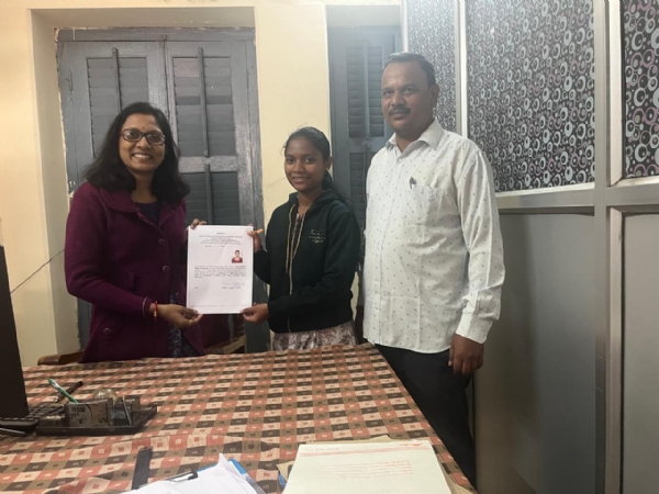 ଡାକ୍ତରୀ ଛାତ୍ରୀ ଙ୍କୁ ଗ୍ରୀନ ପେସେଜ ସାର୍ଟିଫିକେଟ ପ୍ରଦାନ। ଡାକ୍ତରୀ ଛାତ୍ରୀ ଙ୍କୁ ଗ୍ରୀନ ପେସେଜ ସାର୍ଟିଫିକେଟ ପ୍ରଦାନ।