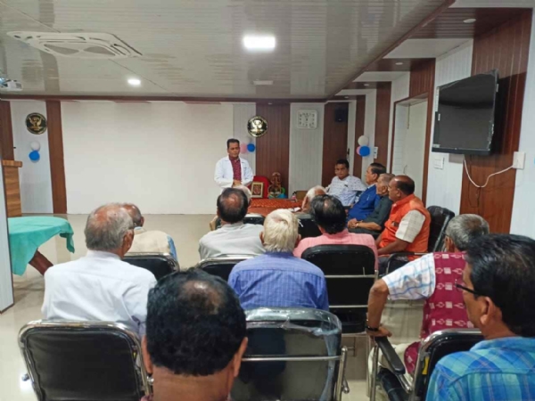 ବରିଷ୍ଠ ନାଗରିକ ସଂଗଠନ ତରଫରୁ ମହାନଦୀ ନେତ୍ର ଚିକିତ୍ସାଳୟ ଅଧିକ୍ଷକ ଙ୍କୁ ଦାବିପତ୍ର