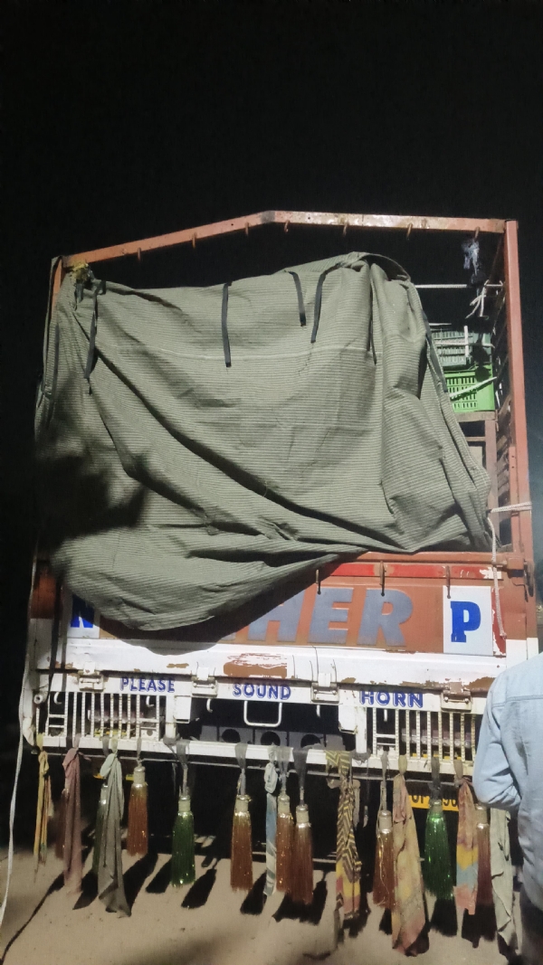 ୩୨ ଗୋରୁ ସମେତ ଗୋବୋଝେଇ ଟ୍ରକ ଜବତ ୩୨ ଗୋରୁ ସମେତ ଗୋବୋଝେଇ ଟ୍ରକ ଜବତ