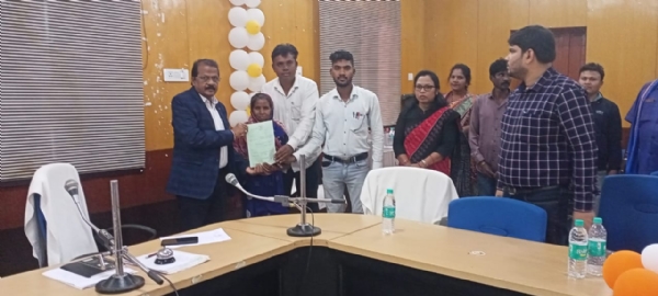 ସୁବର୍ଣ୍ଣପୁର ଜିଲ୍ଲାର ଆଦିବାସୀ ସମ୍ପ୍ରଦାୟ ଜନସାଧାରଣଙ୍କ ସ୍ଵତନ୍ତ୍ର ଅଭିଯୋଗ ଶୁଣାଣି ଶିବିର ଅନୁଷ୍ଠିତ। ସୁବର୍ଣ୍ଣପୁର ଜିଲ୍ଲାର ଆଦିବାସୀ ସମ୍ପ୍ରଦାୟ ଜନସାଧାରଣଙ୍କ ସ୍ଵତନ୍ତ୍ର ଅଭିଯୋଗ ଶୁଣାଣି ଶିବିର ଅନୁଷ୍ଠିତ।