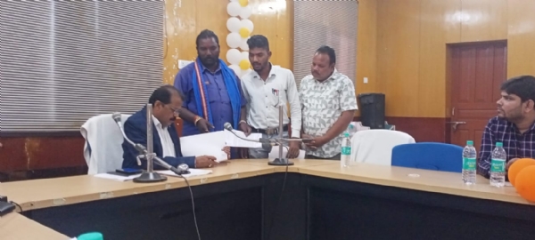 ସୁବର୍ଣ୍ଣପୁର ଜିଲ୍ଲାର ଆଦିବାସୀ ସମ୍ପ୍ରଦାୟ ଜନସାଧାରଣଙ୍କ ସ୍ଵତନ୍ତ୍ର ଅଭିଯୋଗ ଶୁଣାଣି ଶିବିର ଅନୁଷ୍ଠିତ। ସୁବର୍ଣ୍ଣପୁର ଜିଲ୍ଲାର ଆଦିବାସୀ ସମ୍ପ୍ରଦାୟ ଜନସାଧାରଣଙ୍କ ସ୍ଵତନ୍ତ୍ର ଅଭିଯୋଗ ଶୁଣାଣି ଶିବିର ଅନୁଷ୍ଠିତ।