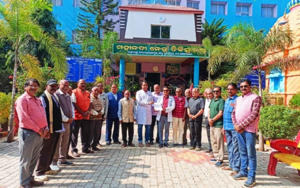 ବରିଷ୍ଠ ନାଗରିକ ସଂଗଠନ ତରଫରୁ ମହାନଦୀ ନେତ୍ର ଚିକିତ୍ସାଳୟ ଅଧିକ୍ଷକ ଙ୍କୁ ଦାବିପତ୍ର