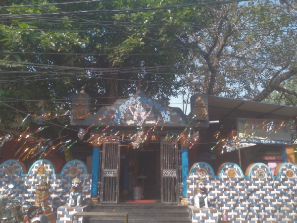 କୁମ୍ଭାରପଡାରେ ବରଓସ୍ତ ଗଛ ମଝିରେ ବିରାଜମାନ ଶନିଦେବ କୁମ୍ଭାରପଡାରେ ବରଓସ୍ତ ଗଛ ମଝିରେ ବିରାଜମାନ ଶନିଦେବ