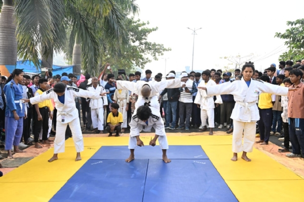 ପଥ ଉତ୍ସବରେ ଝୁମିଲା ମାଲକାନଗିରି, ନାଚିଲେ-ଗାଇଲେ ସହରବାସୀ ପଥ ଉତ୍ସବରେ ଝୁମିଲା ମାଲକାନଗିରି, ନାଚିଲେ-ଗାଇଲେ ସହରବାସୀ