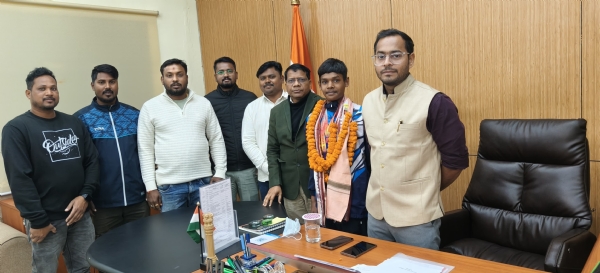 ବଲାଙ୍ଗୀର ଜ଼ିଲ୍ଲା ପ୍ରଶାସନ ତରଫରୁ ଜାତୀୟ ସ୍କୁଲ ପ୍ରତିଯୋଗିତା ସ୍ବର୍ଣ୍ଣ ଏବଂ ବ୍ରୋଞ୍ଚ ପଦକ ହାସଲ କରିଥିବା ସୌରଭ ପୁଟେଲ କୁ ସମ୍ବର୍ଦ୍ଧନା